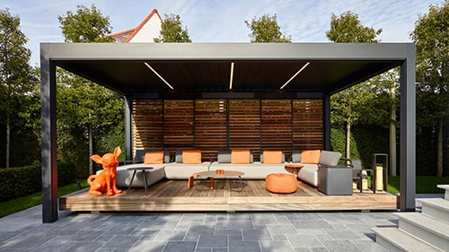 Pergola avec toiture plate pour garder votre salon extérieur à l'ombre.$_ENV